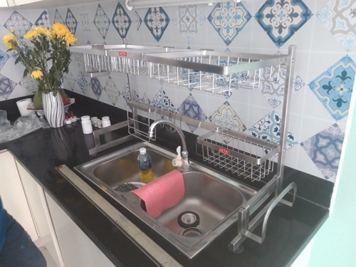 Cách vệ sinh kệ chén inox luôn sáng bóng như mới – Bí quyết đơn giản tại nhà